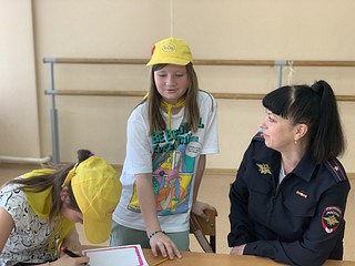 Дети разделились на несколько команд, после чего им нужно было пройти по определенному маршруту, состоящему из разных станций с заданиями