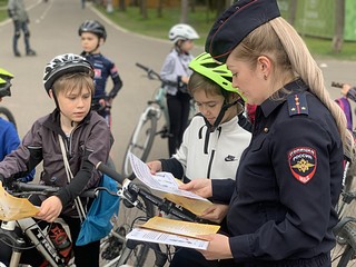 Автоинспекторы побеседовали с велосипедистами, проинструктировали участников велопробега по технике безопасности при управлении велосипедом