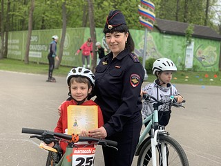 Автоинспекторы побеседовали с велосипедистами, проинструктировали участников велопробега по технике безопасности при управлении велосипедом