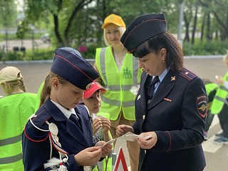 Дорожные полицейские рассказали детям о том, как и где правильно переходить дорогу, повторили дорожные знаки, для чего нужен светофор