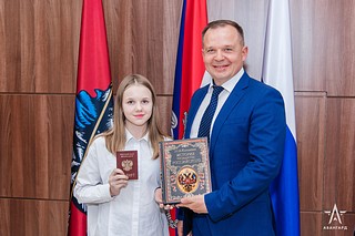 Каждому участнику встречи по традиции вместе с паспортом подарили книгу Николая Карамзина «История государства Российского»
