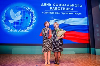 От Московской областной Думы почетные грамоты и благодарственные письма за добросовестный труд и высокий профессионализм социальным работникам вручила Первый заместитель председателя регионального парламента Лариса Лазутина