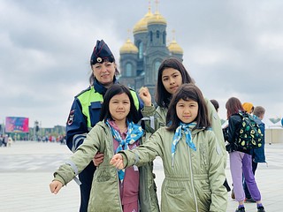 Сотрудники Одинцовской Госавтоинспекции вручили тематические листовки и световозвращающие брелоки
