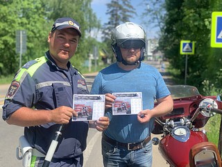 При остановке мототранспорта автоинспекторы проводили с водителями профилактические беседы об обязательном использовании шлема и защитной экипировки при поездке на мототранспорте, а также вручали тематические листовки