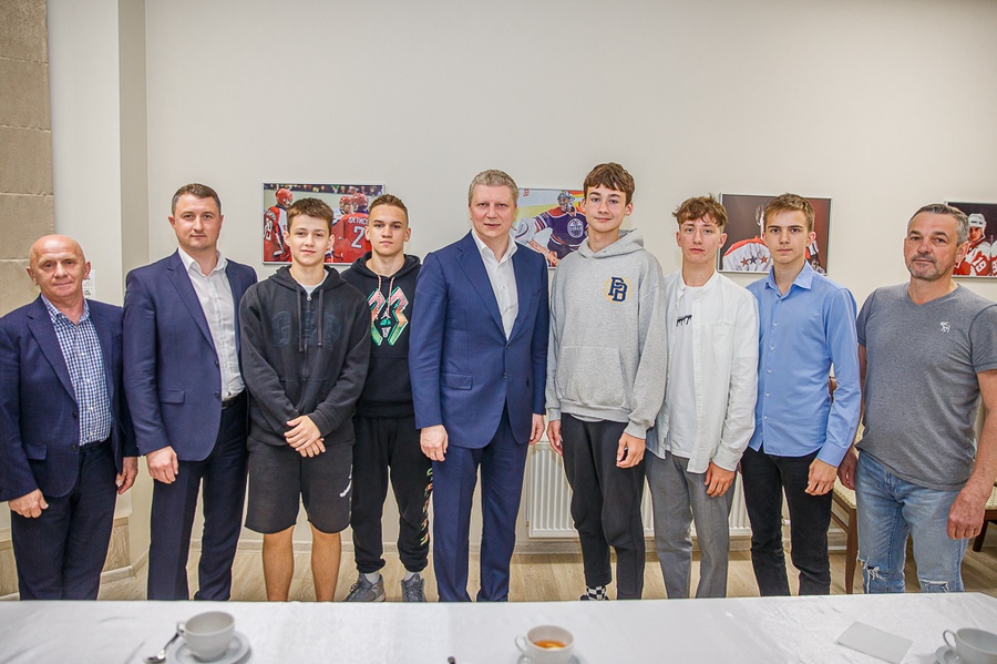 Хоккеисты текст 4, Глава Одинцовского округа поблагодарил юных хоккеистов «Армады» за спасение утопающего