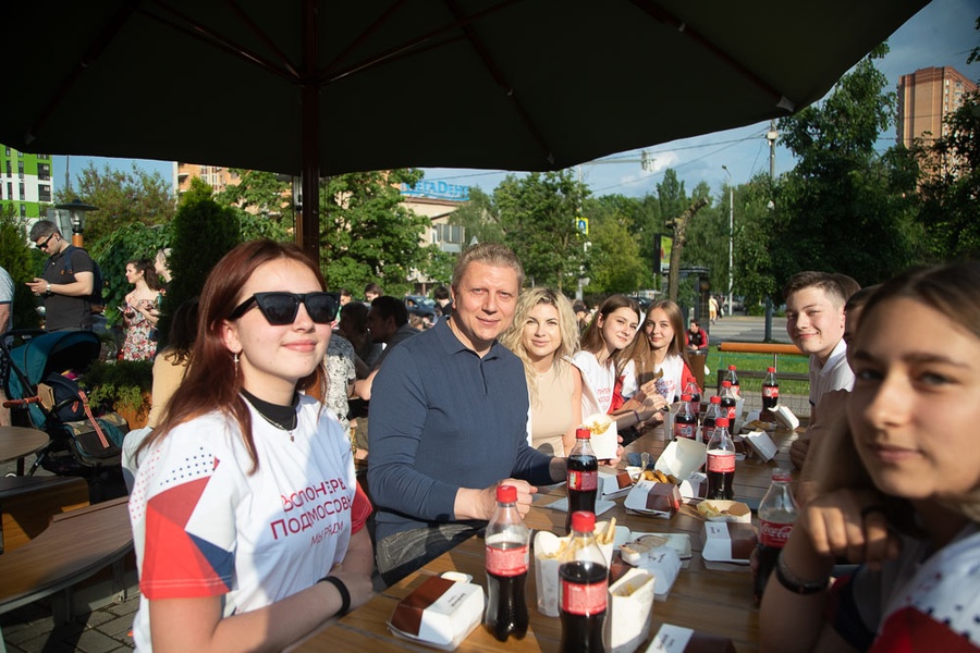 Глава округа также провел в ресторане встречу с одинцовскими волонтерами, Андрей Иванов посетил открывшийся в Одинцово ресторан «Вкусно — и точка»