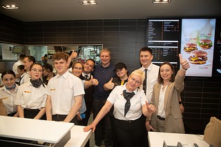 Андрей Иванов посетил открывшийся в Одинцово ресторан «Вкусно — и точка»