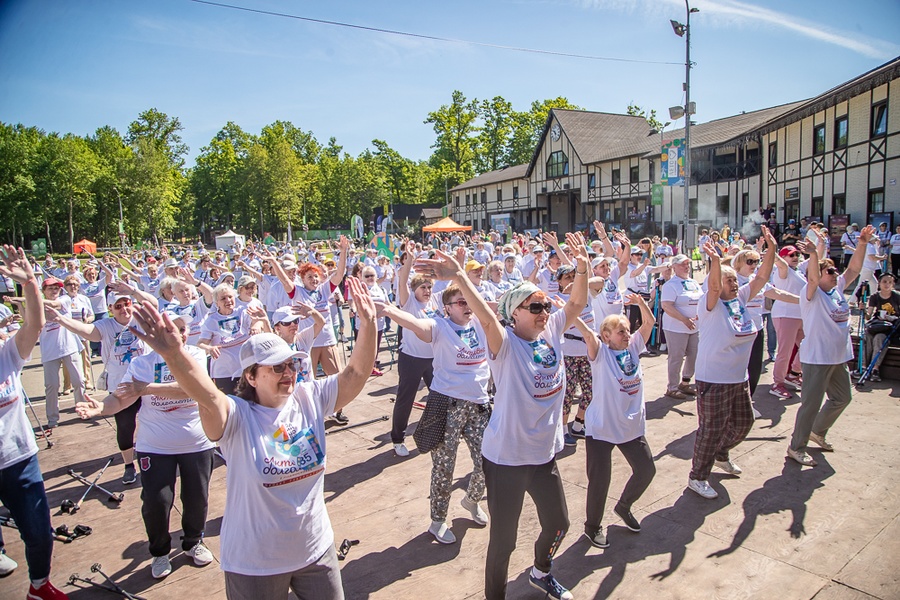 К марафону в Московской области присоединились в общей сложности около 10 тысяч участников, Одинцовский парк культуры, спорта и отдыха стал центром областного марафона скандинавской ходьбы