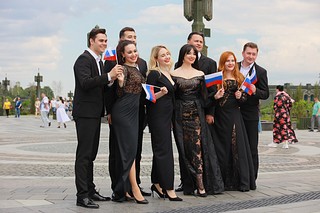 Волонтёры раздавали ленты, флажки, а также развернули многометровое полотно с изображением российского флага