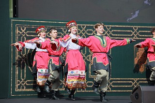 Для всех гостей с празднично-патриотическими песнями выступили Женский хор ансамбля Александрова, артисты Центрального дома Российской армии, эстрадно-джазовый ансамбль «Остров мечты» и другие