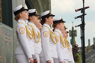 Для всех гостей с празднично-патриотическими песнями выступили Женский хор ансамбля Александрова, артисты Центрального дома Российской армии, эстрадно-джазовый ансамбль «Остров мечты» и другие