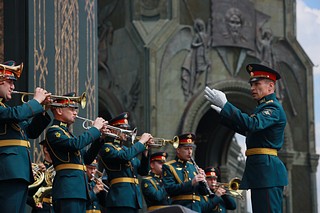 Для всех гостей с празднично-патриотическими песнями выступили Женский хор ансамбля Александрова, артисты Центрального дома Российской армии, эстрадно-джазовый ансамбль «Остров мечты» и другие