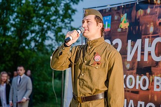 Молодые люди читали стихи и прозу военных и послевоенных лет под русскую классическую музыку
