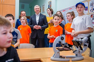 Реализацию губернаторского проекта «Умные каникулы» в Лингвистической гимназии проверил Андрей Иванов