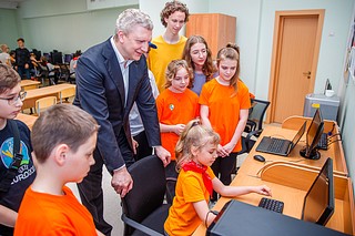 Реализацию губернаторского проекта «Умные каникулы» в Лингвистической гимназии проверил Андрей Иванов