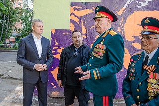 Глава Одинцовского округа вместе с ветеранами Вооруженных Сил поблагодарил художников за активное участие в деле сохранения исторической памяти и помощь в благоустройстве муниципалитета