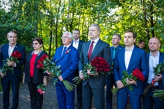 В мероприятии приняли участие глава Одинцовского городского округа Андрей Иванов, руководитель фракции «Единая Россия» в окружном Совете депутатов Вячеслав Киреев, депутаты Одинцовского совета депутатов, курсанты Голицынского пограничного института ФСБ РФ, представители ветеранских организаций, общественники и жители деревни Солманово