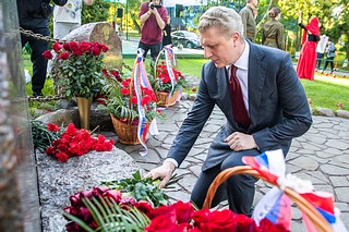 Андрей Иванов возложил цветы к мемориалу «Живые камни памяти и славы» в деревне Солманово