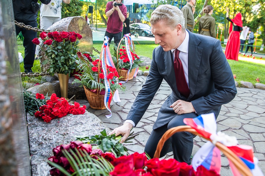 Андрей Иванов возложил цветы к мемориалу «Живые камни памяти и славы» в деревне Солманово, Июнь