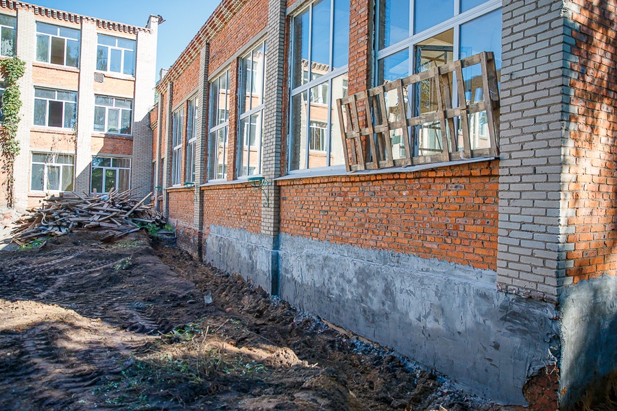 Ход капитального ремонта Введенской школы в Звенигороде проверили одинцовские единороссы, Июнь