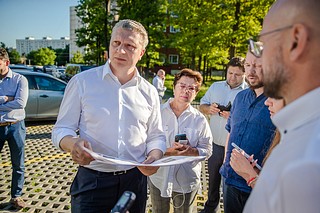 Глава Одинцовского городского округа Андрей Иванов осмотрел лесную территорию вдоль улицы Говорова, которую осваивает под общественный парк местный предприниматель