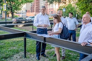 Глава Одинцовского городского округа Андрей Иванов осмотрел лесную территорию вдоль улицы Говорова, которую осваивает под общественный парк местный предприниматель