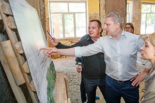 Ход капитального ремонта Введенской школы в Звенигороде проверил Андрей Иванов
