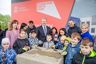 Андрей Иванов заложил капсулу времени на месте строительства новой школы в звенигородском микрорайоне Восточный