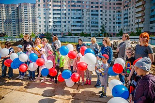 Юные жители микрорайона и их родители