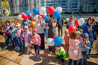 Юные жители микрорайона и их родители