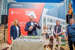 Символическую «капсулу времени» в основание сада заложил глава муниципалитета Андрей Иванов вместе с юными жителями микрорайона и их родителями