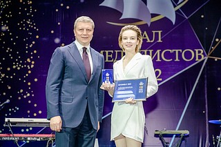 Глава Одинцовского округа Андрей Иванов вручил премии 17 медалистам-стобалльникам Одинцовского округа