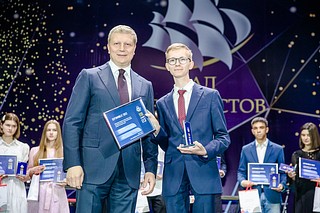 Глава Одинцовского округа Андрей Иванов вручил премии 17 медалистам-стобалльникам Одинцовского округа