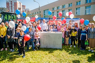 Старт возведению пристройки на 200 мест вместе с главой муниципалитета дали будущие воспитанники школы, их родители и педагоги