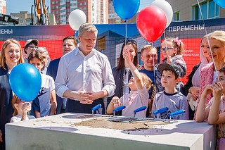 «Капсулу времени» в основание пристройки на 200 учеников поместили глава Одинцовского округа Андрей Иванов, будущие воспитанники и их родители