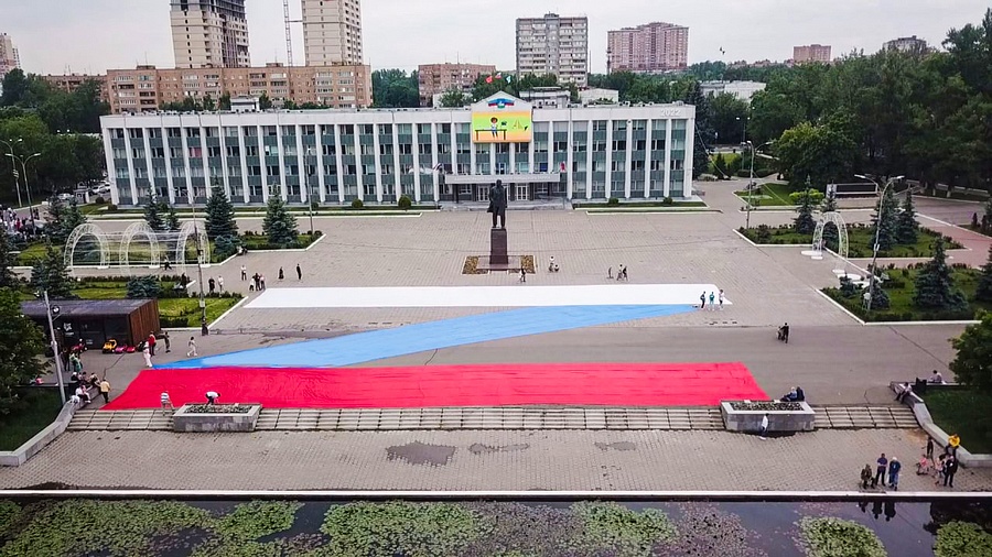 В Одинцово в День России волонтёры развернули на центральной площади огромную букву «Z», Июнь