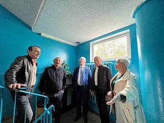Качество ремонта подъездов в Кубинке проверили одинцовские партийцы