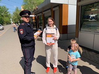 Полицейские рекомендовали жителям быть более бдительными, при получении похожего входящего звонка прекратить разговор, не переходить по ссылкам, присланным в смс-сообщении от неизвестных абонентов, и если граждане все-таки стали жертвой мошенников, сразу обращаться в полицию