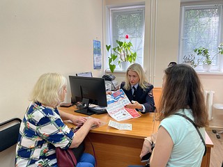 Сотрудники отдела по вопросам миграции УМВД России по Одинцовскому округу в ходе приема граждан провели информационную акцию «Госуслуги — это просто, быстро и доступно»