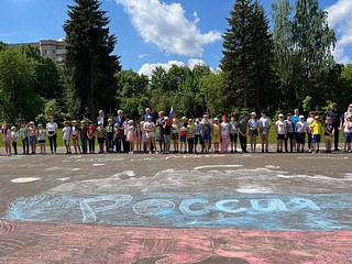 Участники акции «Я рисую Россию» украсили школьные стены тематическими аппликациями, а также нарисовали цветными мелками возле входа патриотические рисунки