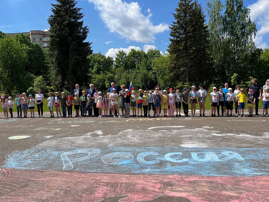 Участники акции «Я рисую Россию» украсили школьные стены тематическими аппликациями, а также нарисовали цветными мелками возле входа патриотические рисунки, Июнь
