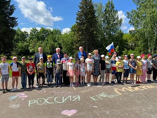Участники акции «Я рисую Россию» украсили школьные стены тематическими аппликациями, а также нарисовали цветными мелками возле входа патриотические рисунки