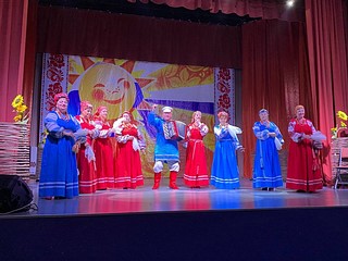 На сцене выступили как профессиональные артисты, так и участники различной самодеятельности