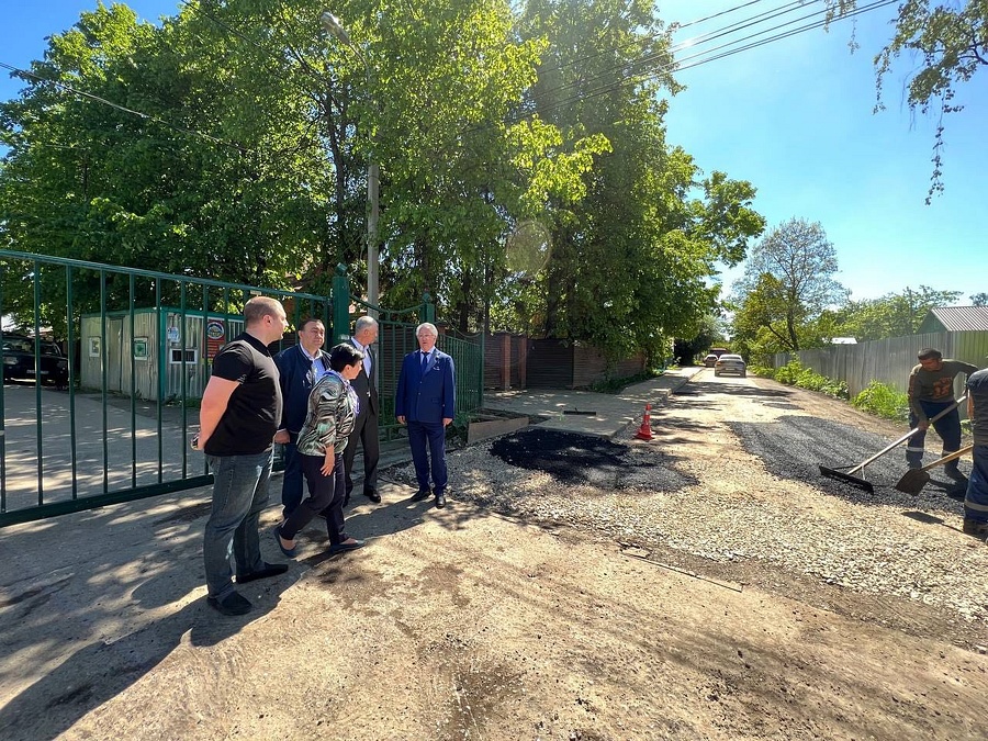 Партийцы округа проверили ход капитального ремонта дороги и тротуаров в Юдино, Июнь