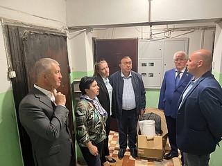 Партийцы округа проверили ход капитального ремонта инженерных сетей в доме № 33 на улице Жукова в Одинцово