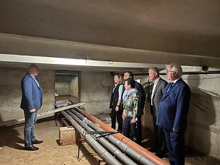Партийцы округа проверили ход капитального ремонта инженерных сетей в доме № 33 на улице Жукова в Одинцово
