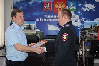 Начальник УМВД по Одинцовскому городскому округу Игорь Лопатин поздравил кинологическую службу с профессиональным праздником