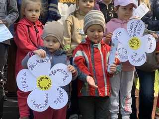 Ребята подготовили небольшой сюрприз для автоинспекторов, сделали «цветочный букет» из пожеланий в адрес службы пропаганды безопасности дорожного движения