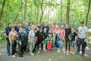 К акции присоединились работники образовательных и социальных учреждений округа, депутаты окружного совета, общественники и жители с активной экологической позицией — суммарно более 300 человек
