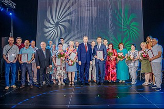 Глава округа вручил наиболее заслуженным сотрудникам грамоты и благодарственные письма